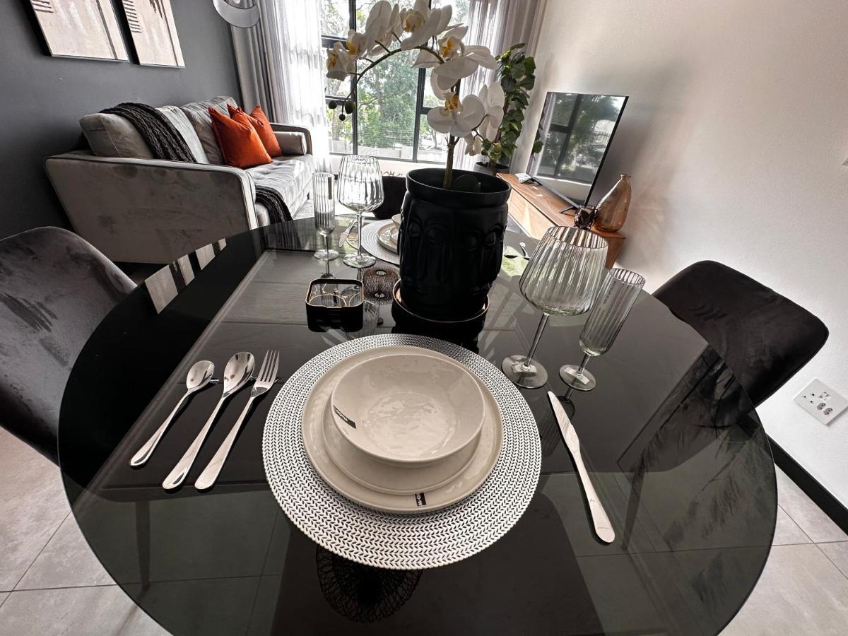 Stylish Executive Apartment With Power Backup ヨハネスブルグ エクステリア 写真