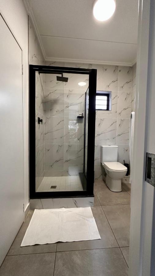 Stylish Executive Apartment With Power Backup ヨハネスブルグ エクステリア 写真