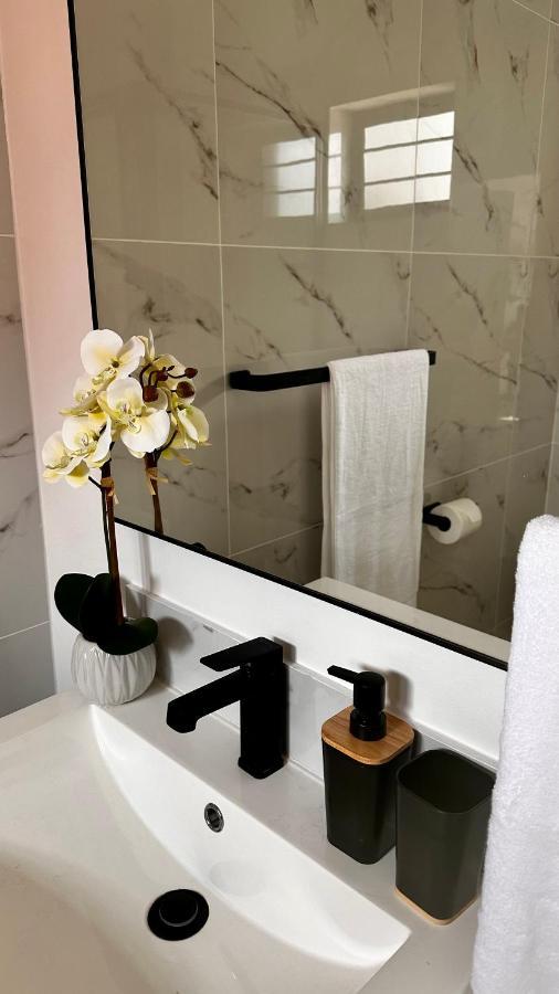 Stylish Executive Apartment With Power Backup ヨハネスブルグ エクステリア 写真