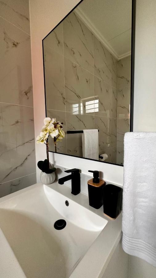 Stylish Executive Apartment With Power Backup ヨハネスブルグ エクステリア 写真