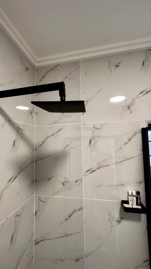 Stylish Executive Apartment With Power Backup ヨハネスブルグ エクステリア 写真