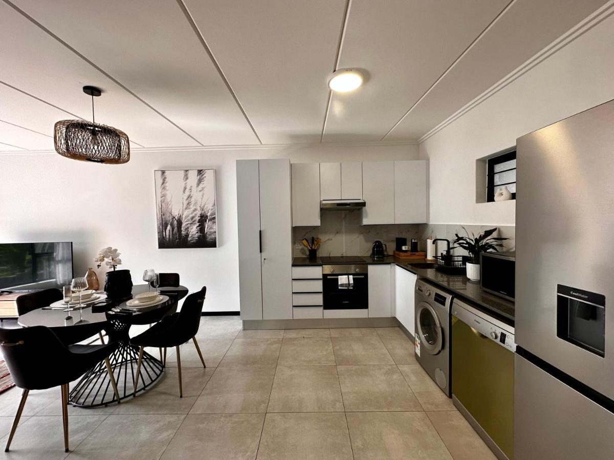 Stylish Executive Apartment With Power Backup ヨハネスブルグ エクステリア 写真