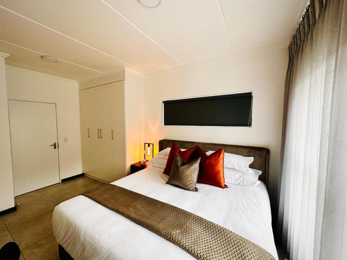 Stylish Executive Apartment With Power Backup ヨハネスブルグ エクステリア 写真