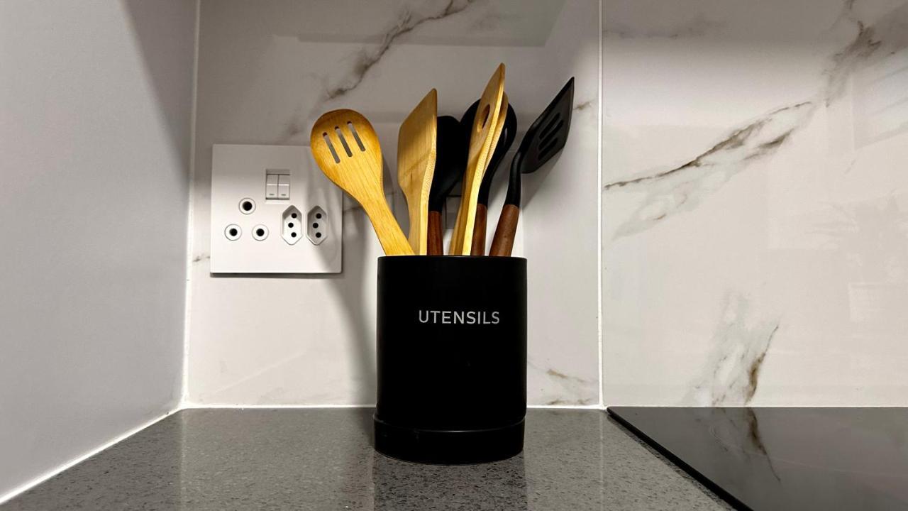 Stylish Executive Apartment With Power Backup ヨハネスブルグ エクステリア 写真