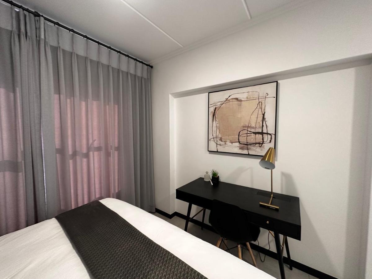 Stylish Executive Apartment With Power Backup ヨハネスブルグ エクステリア 写真
