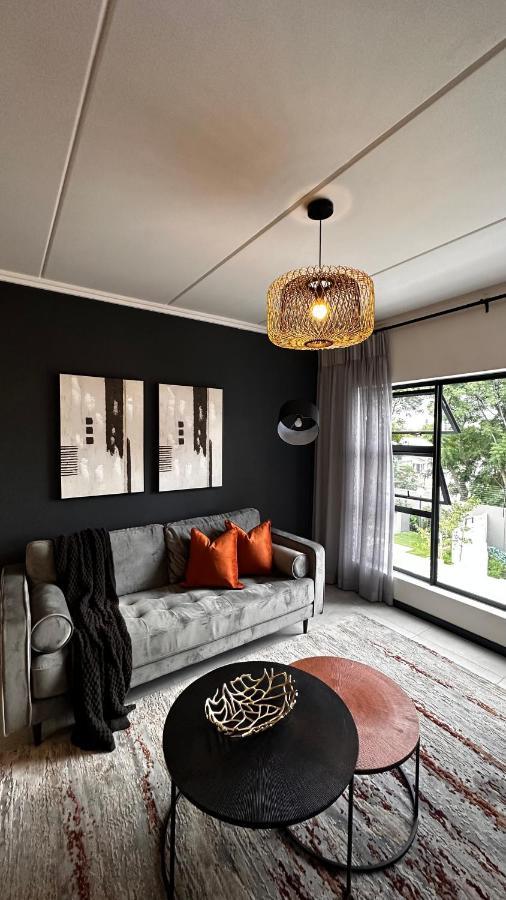 Stylish Executive Apartment With Power Backup ヨハネスブルグ エクステリア 写真