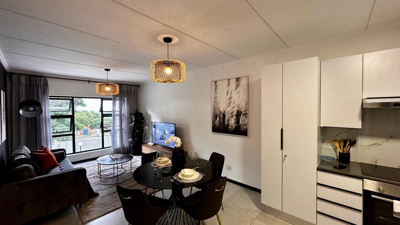 Stylish Executive Apartment With Power Backup ヨハネスブルグ エクステリア 写真